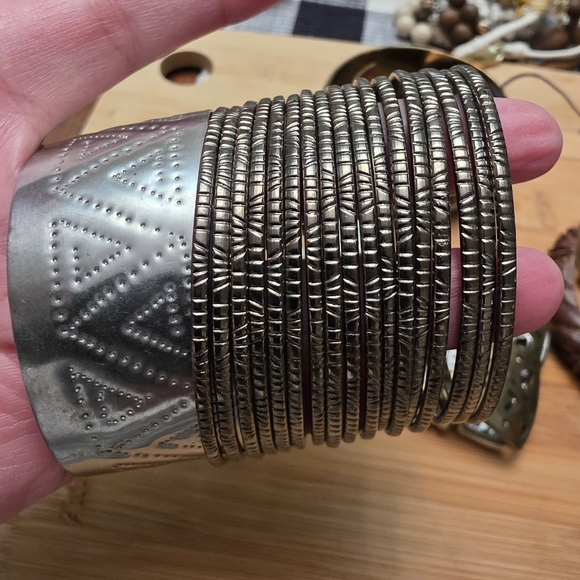 Over 70 Bevy Of Bracelets Cuffs Bangles Clasp Stretch Bracelet Lot Bundle Estate - Picture 8 of 16